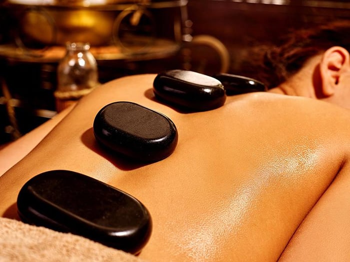 Cách thực hiện massage đá nóng