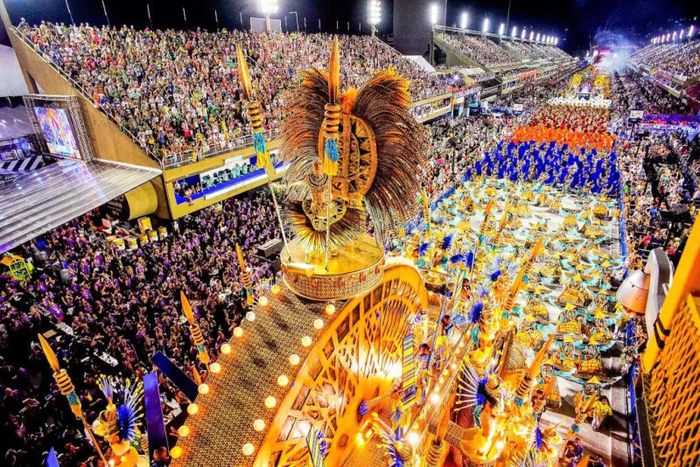 Tham gia vào Lễ hội Rio Carnival với sự phong phú màu sắc tại Brazil