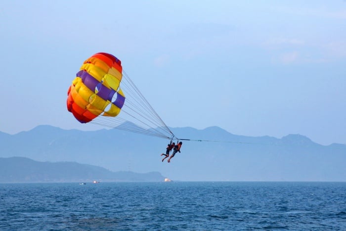 Thưởng thức toàn cảnh thành phố từ trên cao khi trải nghiệm dù lượn (Nguồn: Báo Văn hoá du lịch)