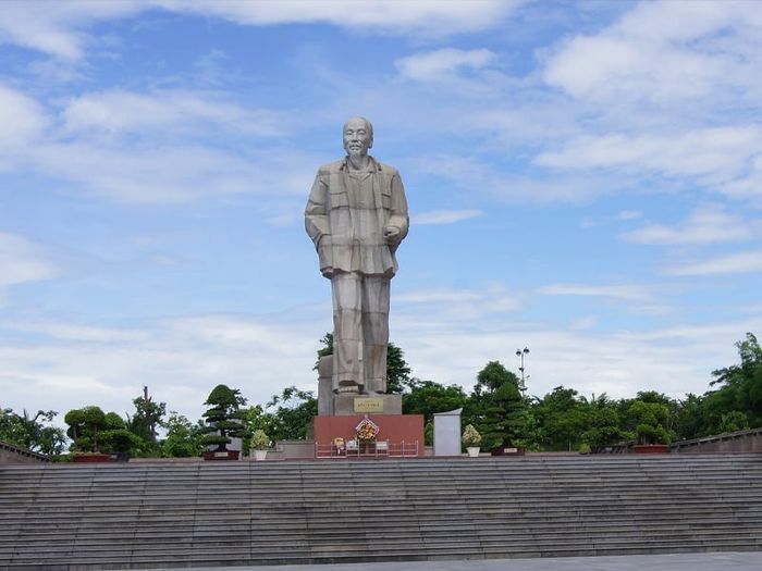 Quảng trường Hồ Chí Minh - Nơi đẹp của Vinh, Nghệ An