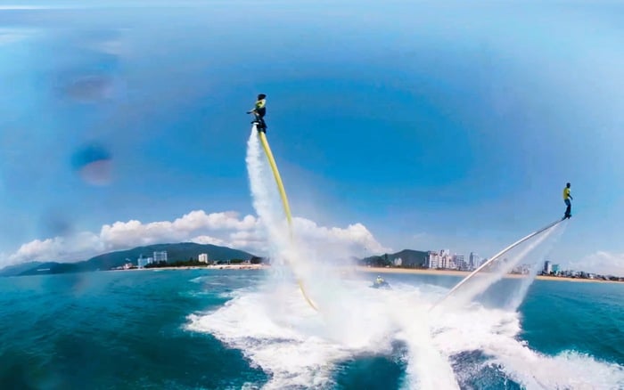 Flyboard yêu cầu sự khéo léo, linh hoạt của du khách (Nguồn: Báo VTV)