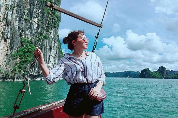 Chiều: Tham quan vịnh Hạ Long.
