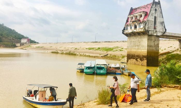 Đừng bỏ lỡ cơ hội ghé thăm Hồ Ayun Hạ đẹp lung linh giữa cao nguyên rộng lớn.