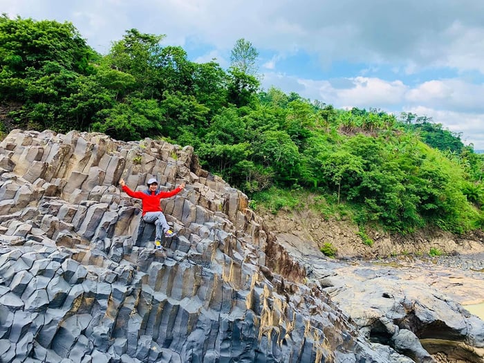 Với thời tiết ổn định, bạn có thể đến tham quan, du lịch Ghềnh đá cổ Mang Yang vào bất kỳ thời điểm nào trong năm. Tuy nhiên, vào mùa mưa cao điểm từ tháng 6 đến tháng 8, khi nước đập dâng cao, việc quan sát các khối đá cổ sẽ khó khăn. Để tránh nguy hiểm, nên lựa chọn thời gian từ tháng 11 đến tháng 4 năm sau, khi mùa khô, là thời điểm lý tưởng nhất để tham quan Ghềnh đá cổ Mang Yang.