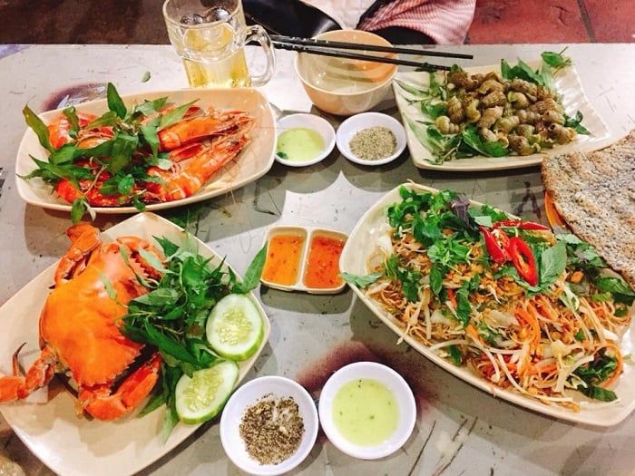 Các món ăn hải sản thơm ngon (Ảnh: Hải sản bình dân Nhà Tôi)