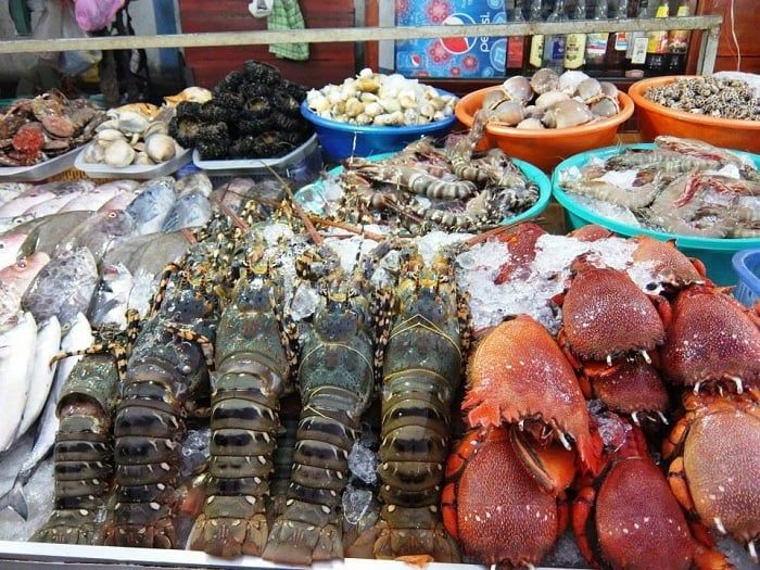 Quán hải sản 6 Ngô Sĩ Liên Nha Trang sử dụng nguyên liệu tươi sống, thơm ngon (Ảnh: Sưu tầm)
