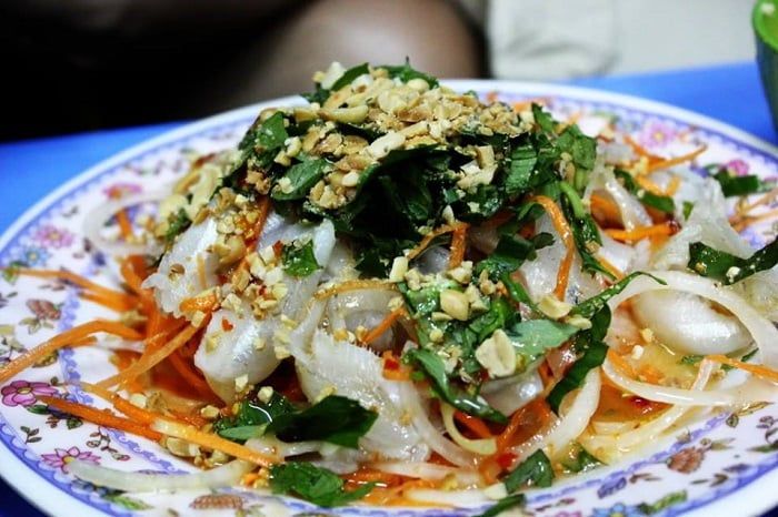 Các món gỏi và món ốc là đặc sản của quán ốc Long Vũ (Ảnh: Quán ốc hải sản Long Vũ Nha Trang)