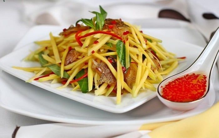 Món gỏi xoài khô cá sặc