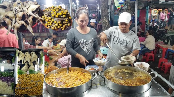 Khám phá văn hóa ẩm thực tại chợ Đà Lạt với những món ngon đặc sắc.