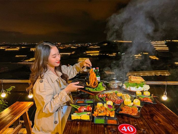 Hãy ghé quán nướng Xóm Lèo để thưởng thức BBQ và ngắm hoàng hôn thật thư giãn nhé!