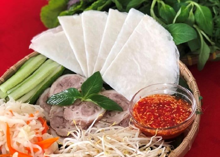 Bánh tráng phơi nắng là một món ngon đặc sản của Tây Ninh, khi kết hợp với bò tơ sẽ tạo ra hương vị tuyệt vời