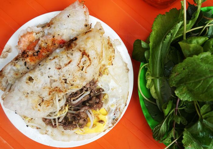 Quán bánh xèo bà Tám Pleiku được biết đến với hương vị ngon tại phố núi 4