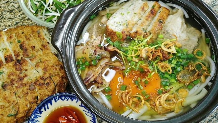 Bánh canh chả cá được chế biến tỉ mỉ, nguyên liệu luôn tươi ngon.