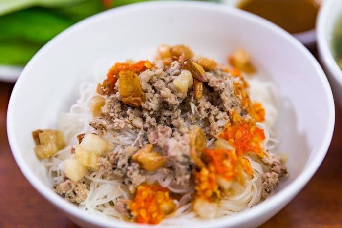 Trải nghiệm Phở Hồng, một quán ăn phổ biến và rẻ tiền tại Gia Lai.