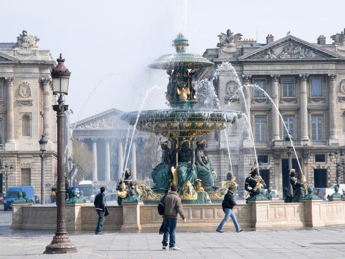 Dạo một vòng quanh quảng trường Concorde và khám phá sự lộng lẫy của Paris.