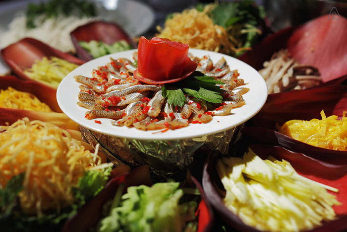 Tiến hành sơ chế cá và các loại rau, củ ăn kèm theo hình ảnh (Ảnh: Sưu tầm).
