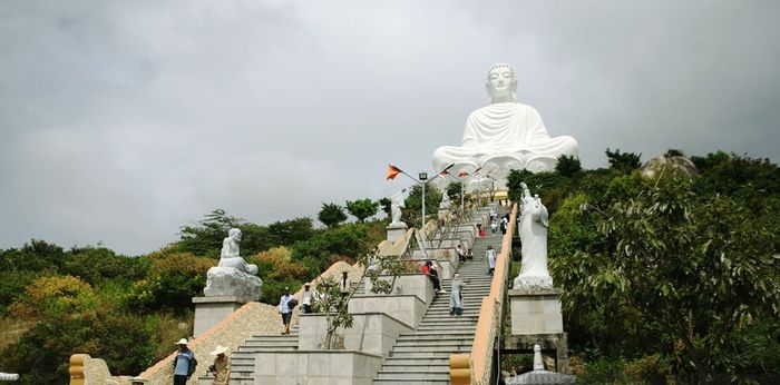 Cảnh người dân leo lên chùa