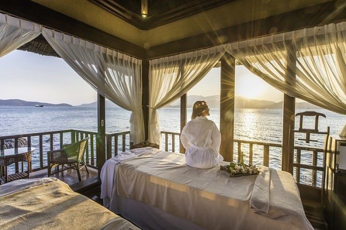 • Vị trí đắc địa của khách sạn, resort Vinpearl Nha Trang tại trung tâm thành phố hoặc trên đảo Hòn Tre Nha Trang mang lại thuận lợi cho việc di chuyển và khám phá các điểm tham quan nổi tiếng.