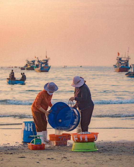 Sớm mai, hòa mình vào vẻ đẹp huyền diệu của bình minh trên biển Mân Thái.