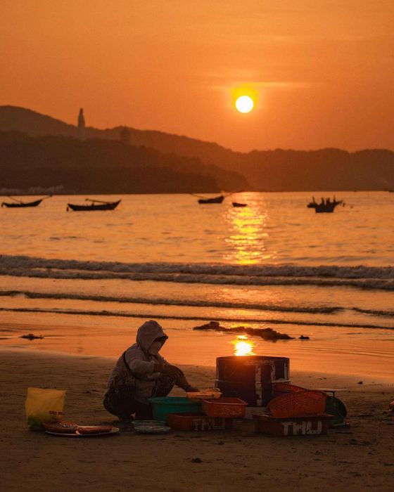 Sớm mai, hòa mình vào vẻ đẹp đầy mê hoặc của bình minh trên biển Mân Thái.