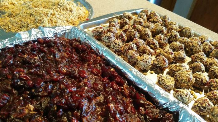 Thưởng thức ô mai Hà Nội