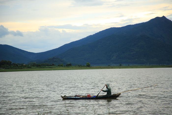 Dạo chơi bên bờ Biển hồ Pleiku, thưởng ngoạn thiên nhiên trong lành