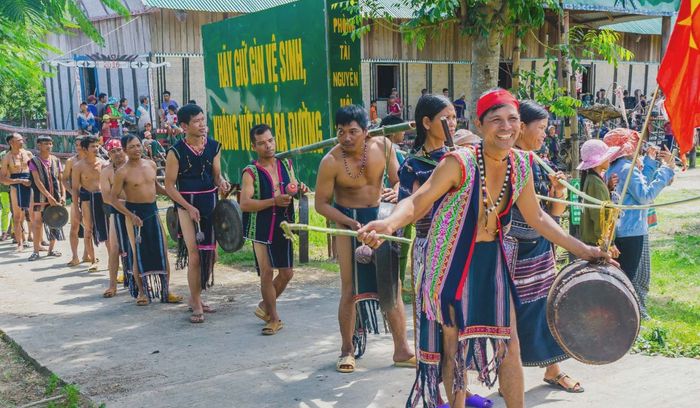 Tham gia vào Lễ hội đâm trâu sôi động tại Gia Lai 2