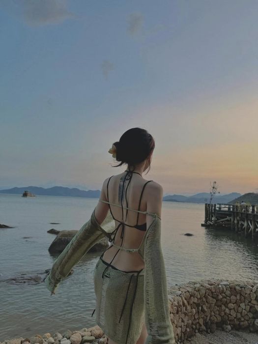 Bạn gái của Văn Thanh khoe hình ảnh gợi cảm, khiến người khác phải nghĩ đến chuyện tình yêu.