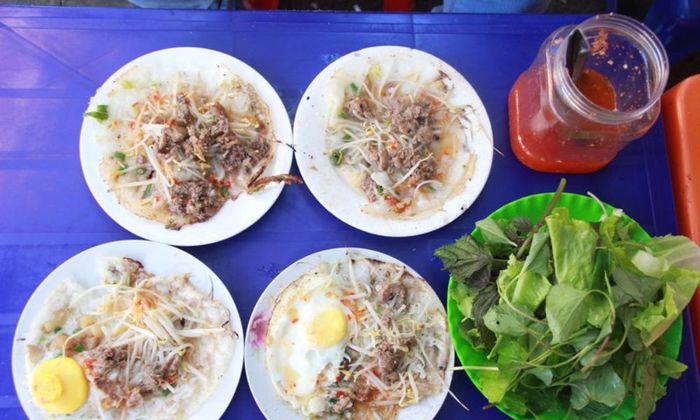 Thưởng thức bánh xèo tại quán Bà Tám nổi tiếng ở Pleiku