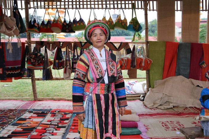 Người H'Mông tạo hoa văn bằng cách thêu tay, đắp vải màu và vẽ hoa văn sáp ong. Họ sáng tạo ra cách dùng sáp ong để vẽ trên vải trắng theo khối hình học đối xứng, giúp hoa văn bền hơn. Công đoạn này khá khó, đòi hỏi sự tỉ mỉ và sáng tạo từ người thợ thủ công.