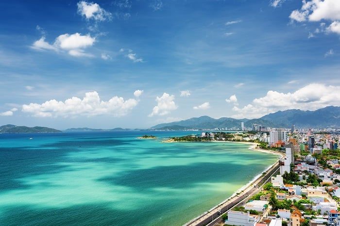 Trong mùa khô, nhiệt độ trung bình tại Nha Trang dao động từ 28 đến 33 độ C.