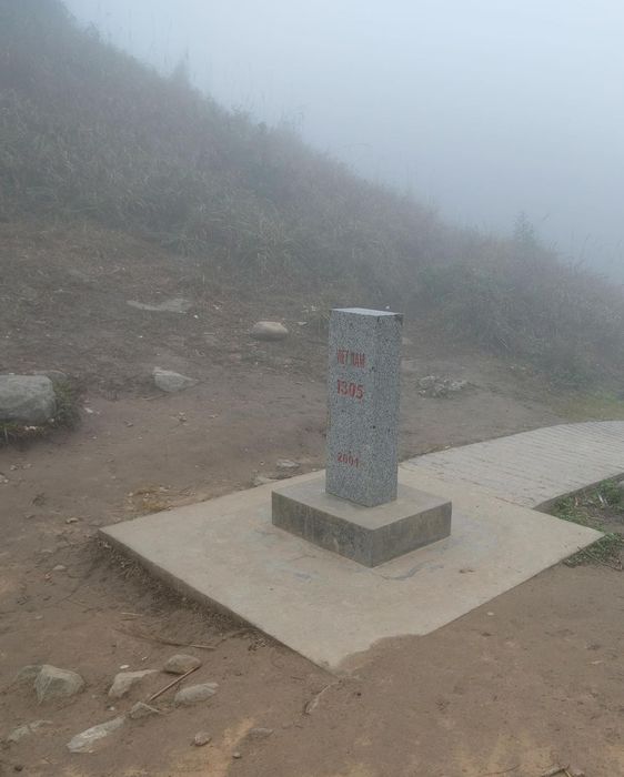 Cột mốc 1305