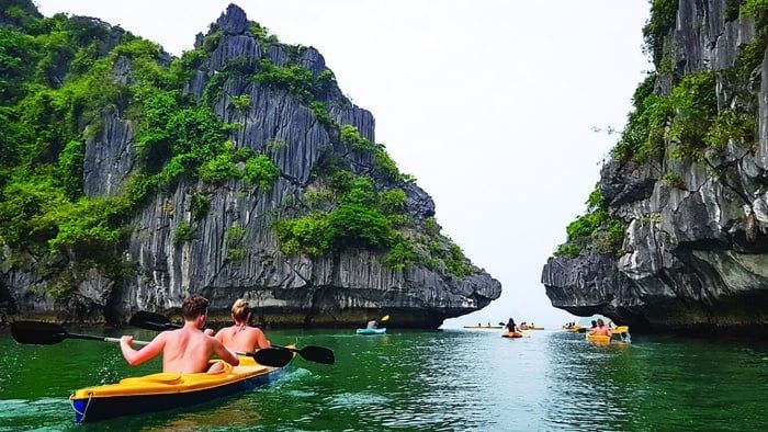 Chèo thuyền trên vịnh Lan Hạ Cát Hải Hải Phòng (Nguồn: Sưu tầm)