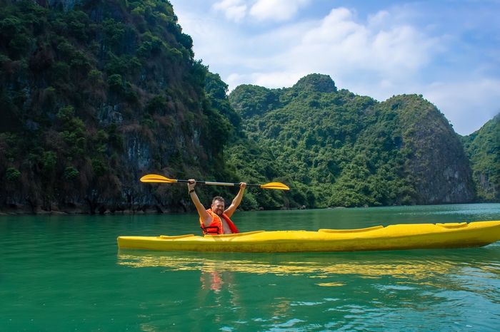 Có khó khi chèo thuyền kayak ở Hạ Long không? Câu trả lời sẽ được tiết lộ ngay trong bài viết dưới đây.