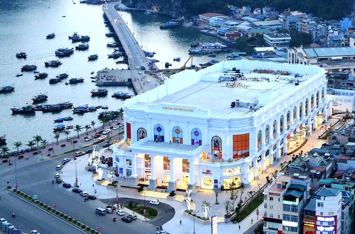 Khám phá Vincom Plaza Hạ Long, nơi bạn có thể thỏa sức ăn uống và tham gia các hoạt động giải trí không ngừng.