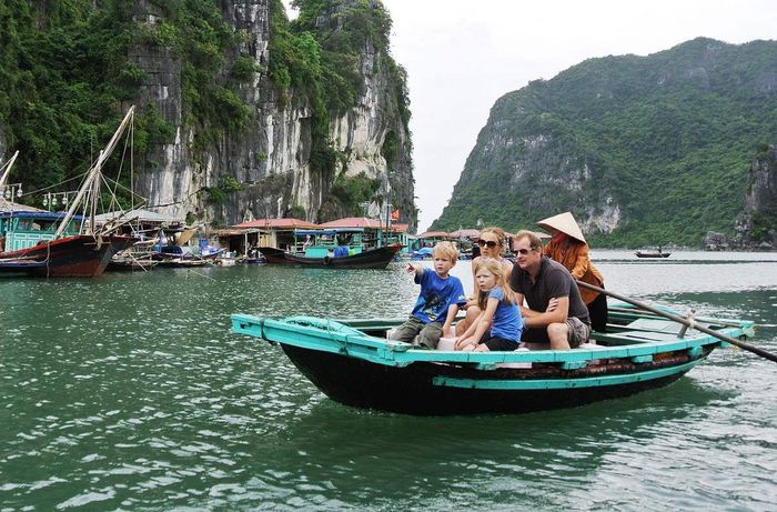 Làng chài Cửa Vạn - Một góc nhỏ yên bình giữa Vịnh Thiên Đường 14