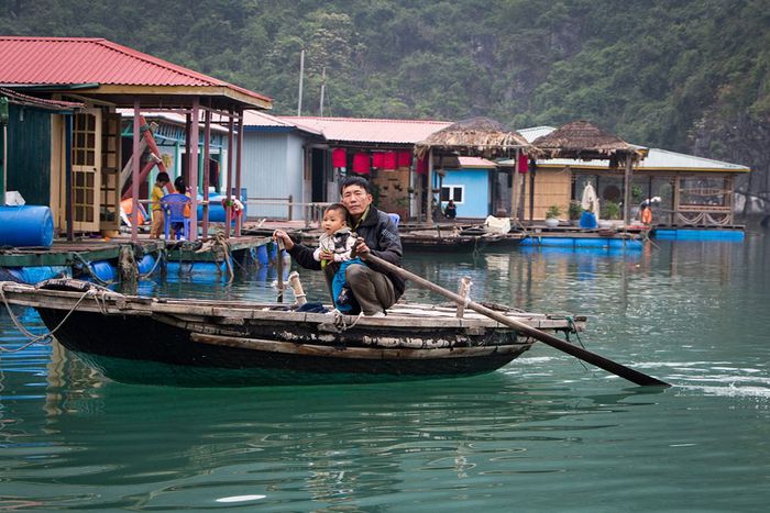 Làng chài Cửa Vạn - Một góc nhỏ yên bình giữa Vịnh Thiên Đường 15