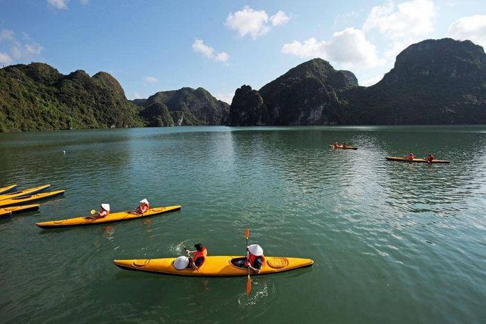 Bạn muốn biết chèo thuyền kayak ở Hạ Long có khó khăn không? Đáp án sẽ được tiết lộ ngay trong bài viết dưới đây.