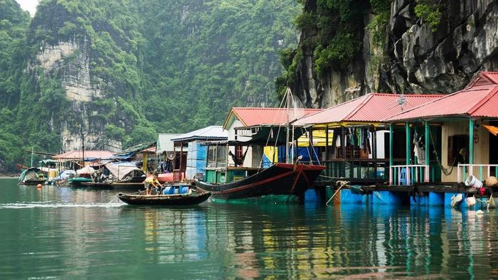 Làng chài Cửa Vạn - Một góc nhỏ yên bình giữa vẻ đẹp hùng vĩ của Vịnh Thiên Đường 8