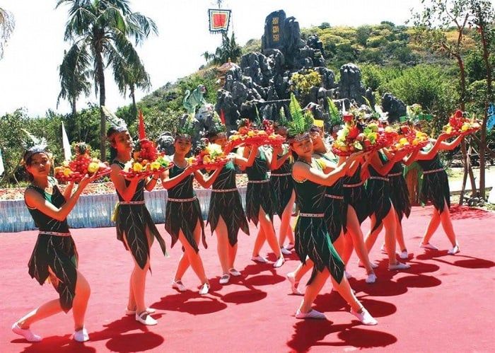 Tham gia lễ hội Hoa Quả Sơn