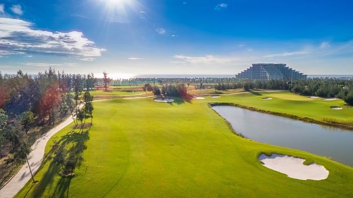 Sân golf 18 hố tiêu chuẩn quốc tế ở Vinpearl Resort & Golf Nam Hội An