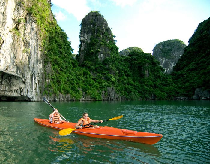 Tham gia chèo thuyền kayak khám phá Hang Luồn là một trong những trải nghiệm độc đáo