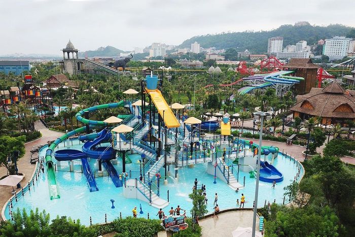 Thỏa sức vui chơi tại Typhoon Water Park, xua tan cái nóng của mùa hè Hạ Long