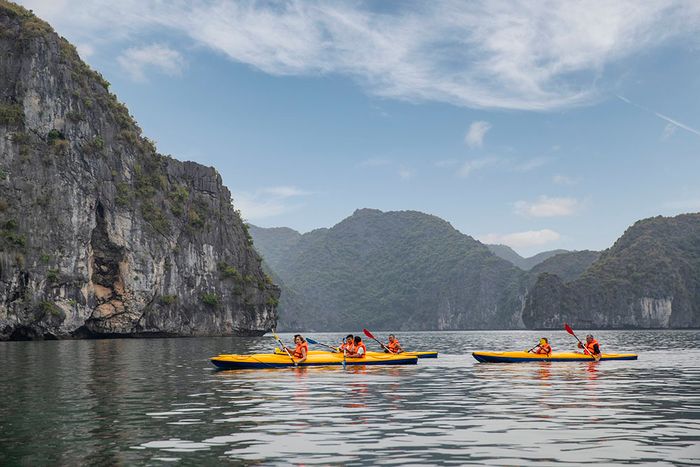 Bí quyết đặt tour du thuyền ở Hạ Long cho nhóm bạn trẻ muốn trải nghiệm mới mẻ