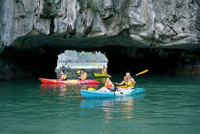 Khám phá Hang Luồn bằng cách chèo thuyền kayak, thưởng ngoạn khỉ vàng và nhiều trải nghiệm thú vị khác