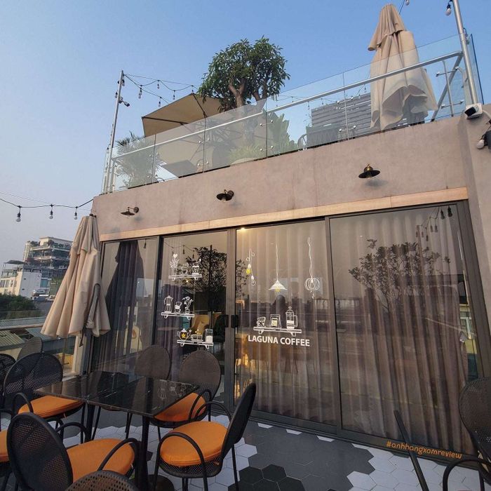 Thưởng thức hoàng hôn tại Laguna Rooftop Hanoi 2