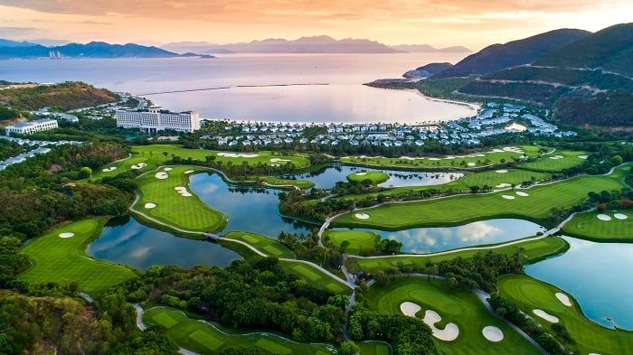 Sân golf có bao nhiêu lỗ?