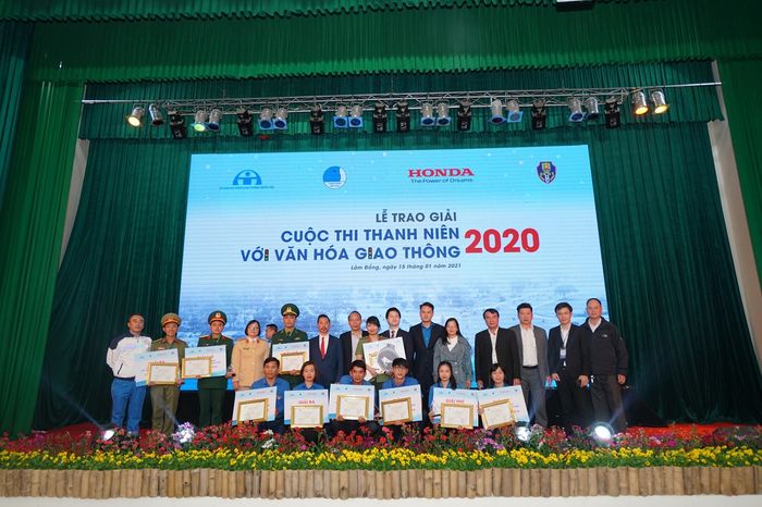 Vòng Chung kết cuộc thi “Thanh niên với Văn hóa giao thông” năm 2020 cac-ban-thi-sinh-doi-nhom-cung-btc-chup-anh-luu-niem.JPG