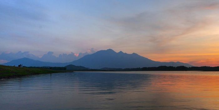 Cảnh hoàng hôn tại hồ Đồng Mô cực kỳ bao la và đẹp mắt, hãy khám phá ngay!