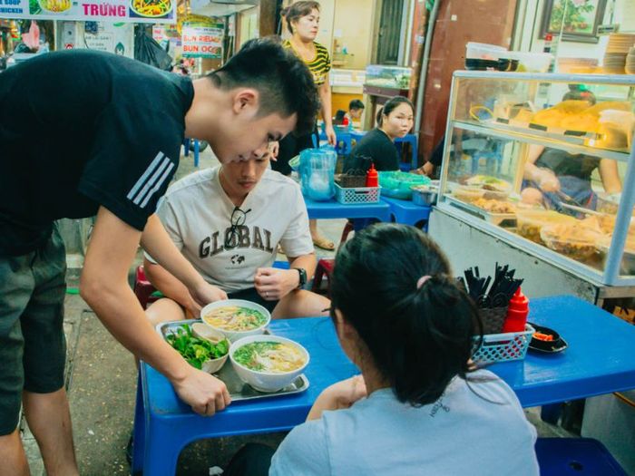 Thưởng thức món bún thang tại quán Cầu Gỗ, Hà Nội 11